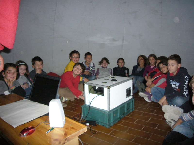 L'interno della cupola del Planetario con il proiettore digitale.